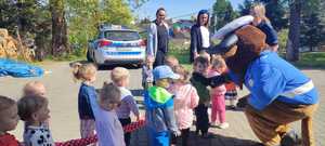 żubrzyk wita się z dziećmi w tle teren przedszkola