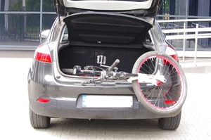 rower w tle samochodowy bagażnik