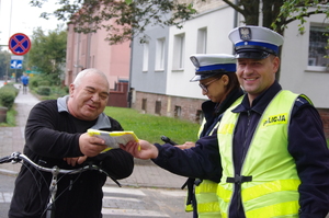 policjanci rozmawiają z rowerzystami