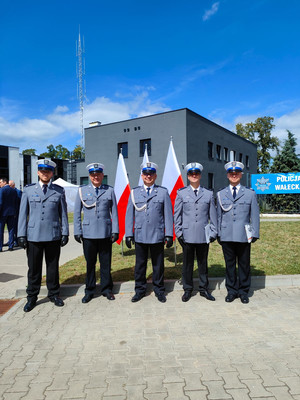 policjanci umundurowani w tle komenda