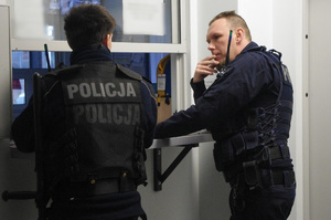 policjanci przed służbą w tle pomieszczenie służbowe