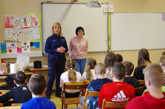 policjantka i terapeutka prowadzą spotkanie w tle sala