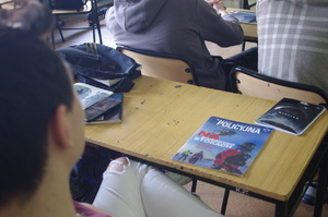 uczeń przegląda czasopisma w tle sala lekcyjna