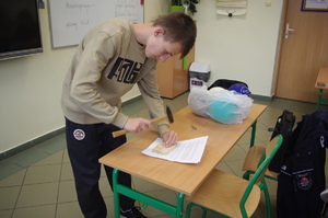 policjantka rozmawia z uczniami,  w tle klasa