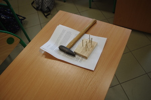 policjantka rozmawia z uczniami,  w tle klasa