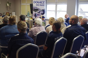 spotkanie w sali, policjanci rozmawiają z mieszkańcami w tle wyposażenie sali