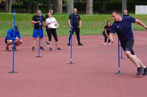 policjanci zaliczają test w tle boisko