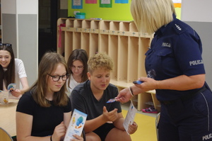 policjantka i strażacy na spotkaniu z uczniami w tle wyposażenie sali