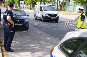 policjanci w trakcie patrolu w tle jezioro