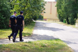 policjanci w trakcie patrolu w tle jezioro