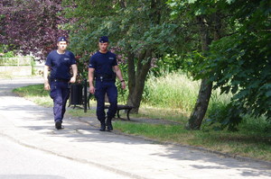 policjanci w trakcie patrolu w tle jezioro