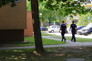 policjanci w trakcie patrolu w tle jezioro