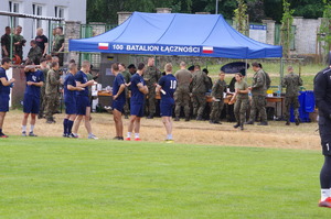 policjanci i inne służby podczas meczu w tle boisko