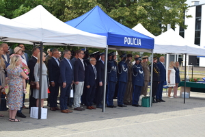 zaproszeni goście w tle namiot