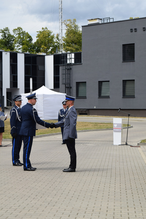 wręczenie awansu w tle budynek komendy