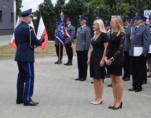 wyróżnienie dla pracownic cywilnych w tle policjanci