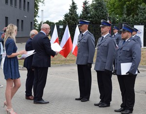 wręczenie wyróżnień w tle policjanci