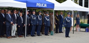 goście stoją pod namiotem w tle budynek