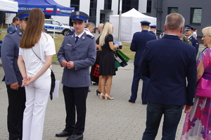 policjant z rodziną w tle goście