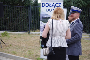 policjant i rodzina w tle baner