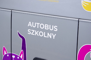 napis na autobusie- autobus szkolny