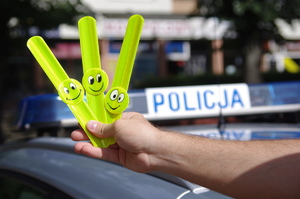 odblaskowe zawieszki w tle napis na radiowozie policja