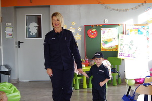 policjantka rozmawia z dziećmi w tle sala
