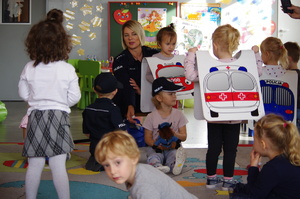 policjantka rozmawia z dziećmi w tle sala