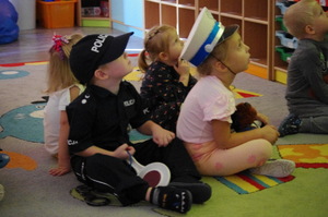 policjantka rozmawia z dziećmi w tle sala