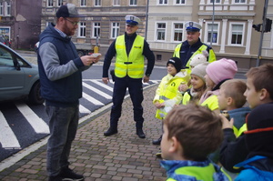 policjanci i dzieci w działaniach dla kierowców w tle ulica