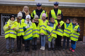 policjanci i dzieci w działaniach dla kierowców w tle ulica