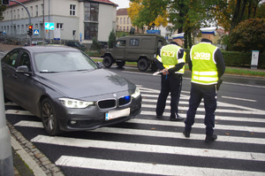 policjanci i dzieci w działaniach dla kierowców w tle ulica