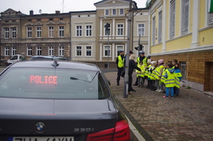 policjanci i dzieci w działaniach dla kierowców w tle ulica