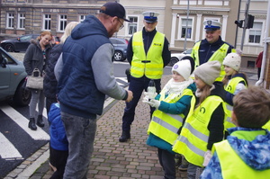 policjanci i dzieci w działaniach dla kierowców w tle ulica