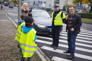 policjanci i dzieci w działaniach dla kierowców w tle ulica