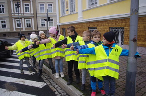 policjanci i dzieci w działaniach dla kierowców w tle ulica