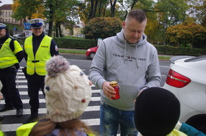 policjanci i dzieci w działaniach dla kierowców w tle ulica