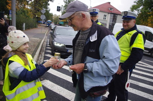 policjanci i dzieci w działaniach dla kierowców w tle ulica