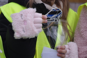 policjanci i dzieci w działaniach dla kierowców w tle ulica