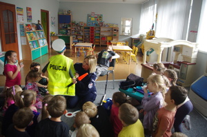 policjantka prowadzi spotkanie w tle sala