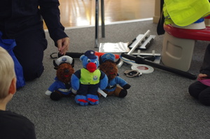 policjantka prowadzi spotkanie w tle sala