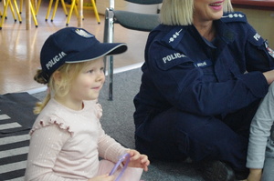 policjantka prowadzi spotkanie w tle sala