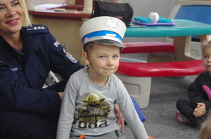 policjantka prowadzi spotkanie w tle sala