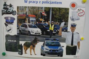 plakat na nim policjant kierujący ruchem, pojazdy, pies policyjny