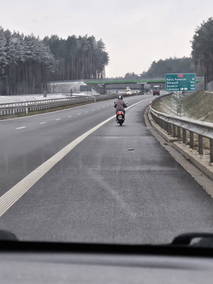 kobieta siedząca na skuterze w tle droga