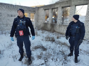 policjanci sprawdzają miejsca przebywania osób bezdomnych, w tle miejsce przebywania osoby bezdomnej