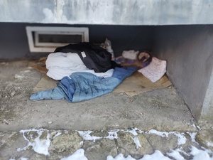 policjanci sprawdzają miejsca przebywania osób bezdomnych, w tle miejsce przebywania osoby bezdomnej