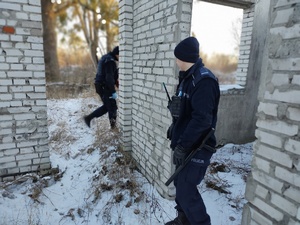 policjanci sprawdzają miejsca przebywania osób bezdomnych, w tle miejsce przebywania osoby bezdomnej