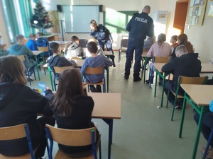 policjanci na spotkaniu z uczniami w tle wyposażenie sali i okna