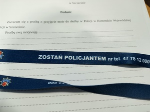 smycz promująca zawód na tle dokumentów